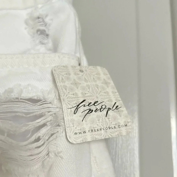 FREE PEOPLE - White Mid Rise Distressed Denim Shorts Maggie size 28 NWT - Picture 11 of 13